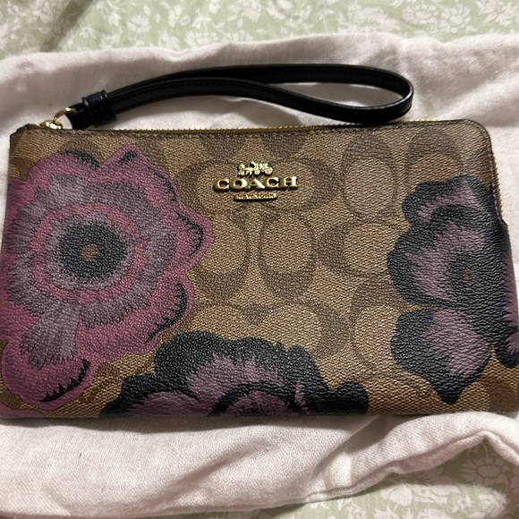 Beautiful coach wristlet - Picture 1 of 6